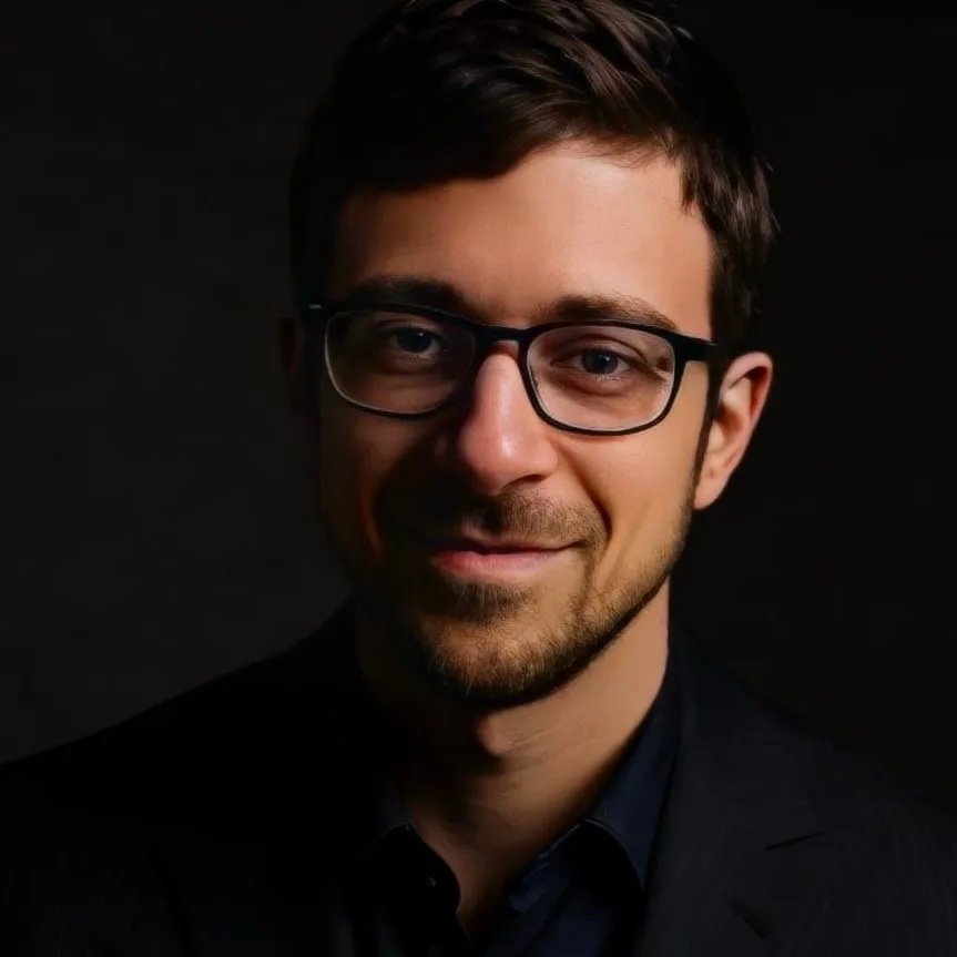 Portrait of the writer Evan Tabak Atlas